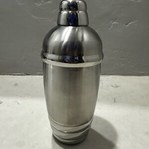 LENOX SILVER MIXED DRINK SHAKER WITH LID 9”